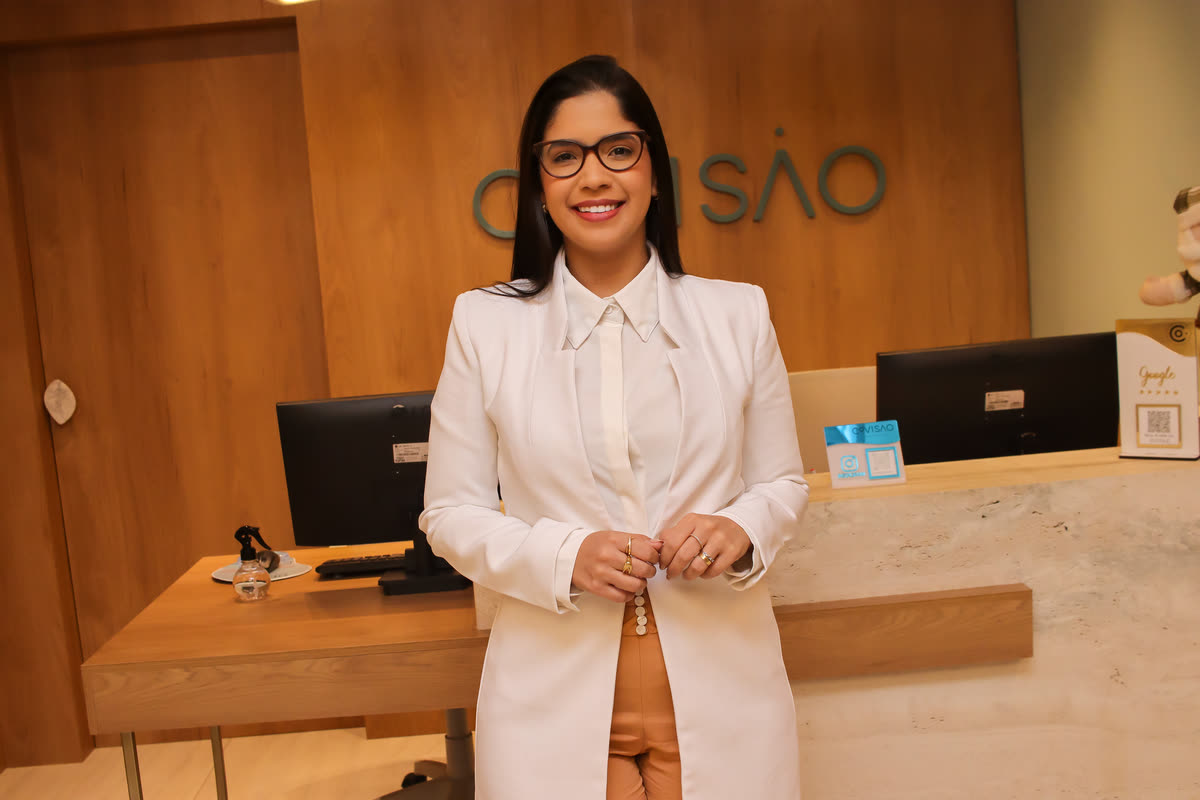 Dra. Ana Luiza no consultório da Clínica Covisão