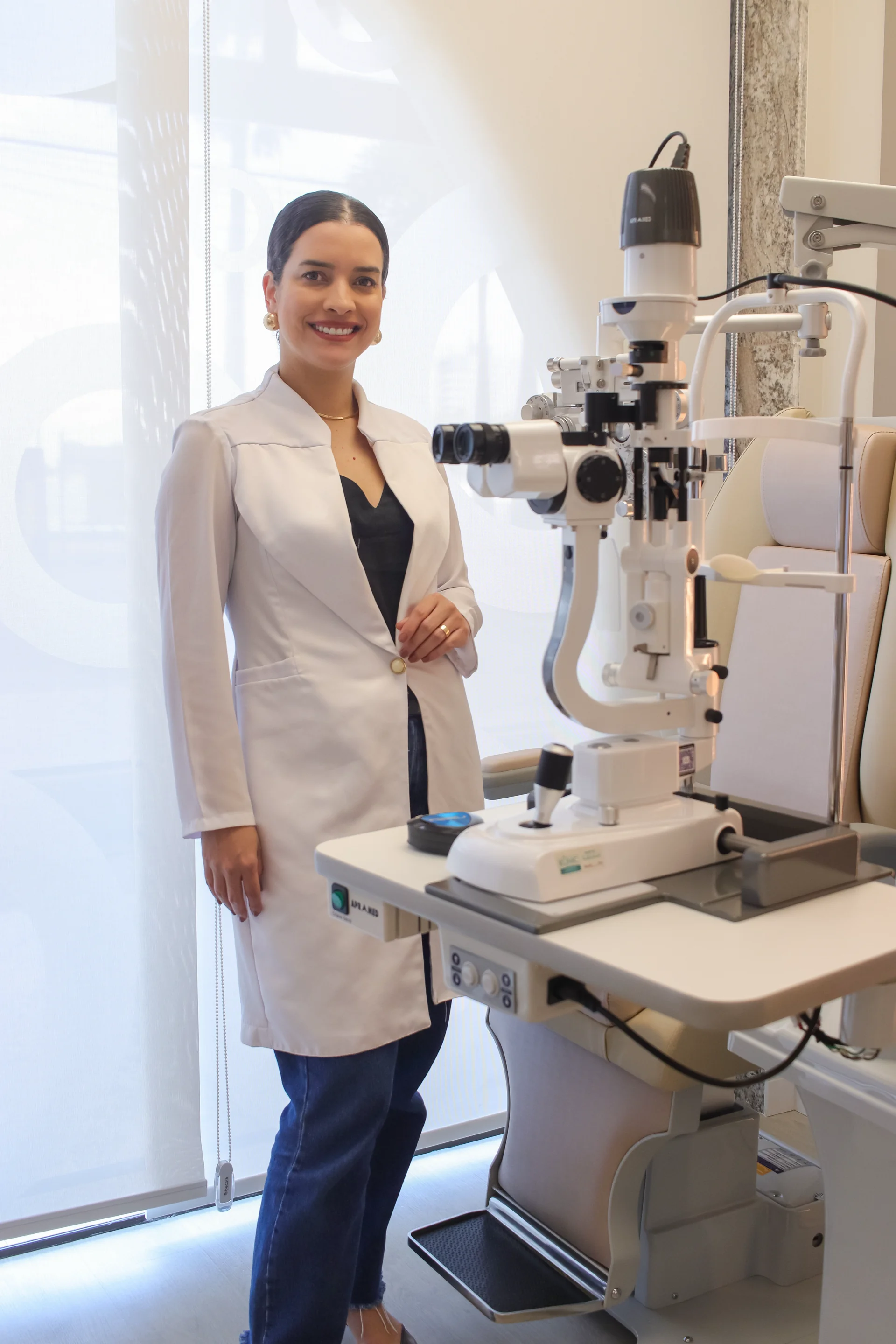 Dra. Camila Nogueira Bezerra, oftalmologista com fellowship em córnea, responsável pelo atendimento de ceratocone na Clínica Covisão em Campina Grande/PB
